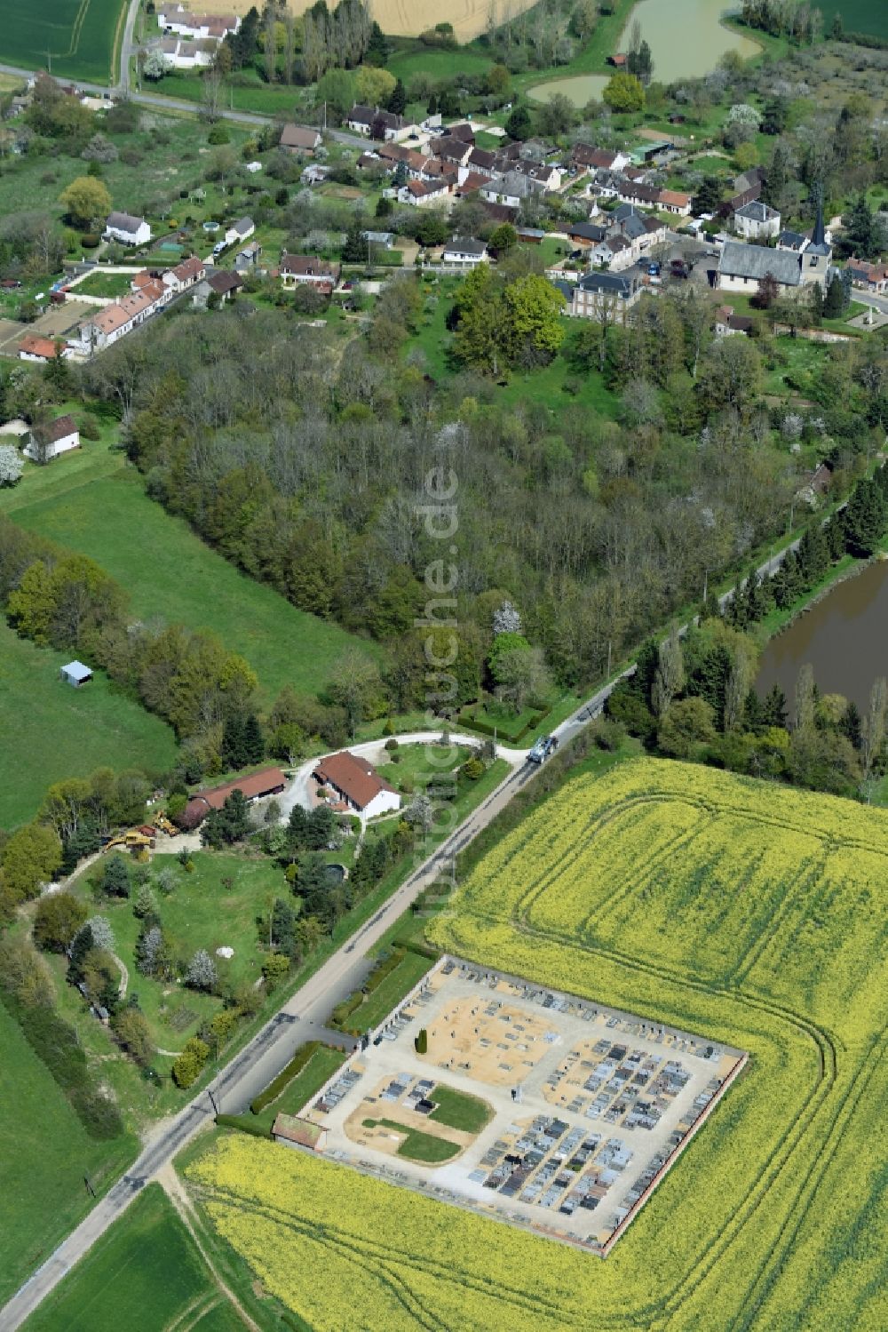 Aillant-sur-Milleron von oben - Grabreihen auf dem Gelände des Friedhofes in Aillant-sur-Milleron in Centre-Val de Loire, Frankreich