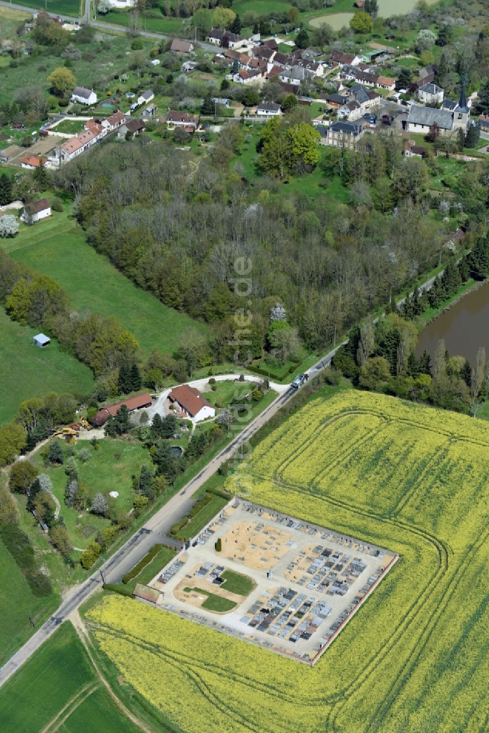 Aillant-sur-Milleron aus der Vogelperspektive: Grabreihen auf dem Gelände des Friedhofes in Aillant-sur-Milleron in Centre-Val de Loire, Frankreich