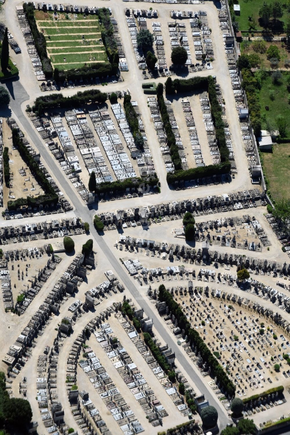 Apt von oben - Grabreihen auf dem Gelände des Friedhofes in Apt in Provence-Alpes-Cote d'Azur, Frankreich