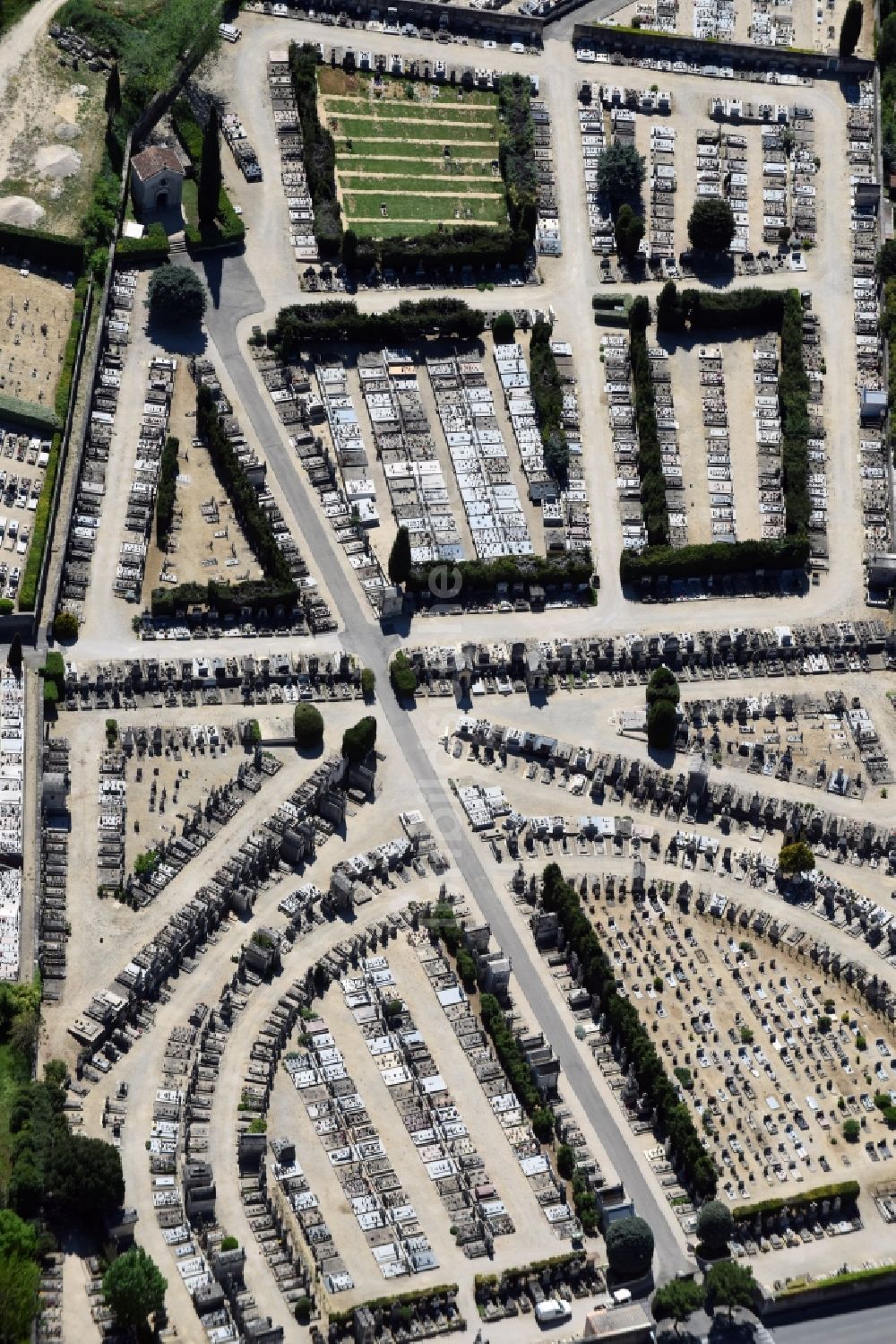 Luftbild Apt - Grabreihen auf dem Gelände des Friedhofes in Apt in Provence-Alpes-Cote d'Azur, Frankreich