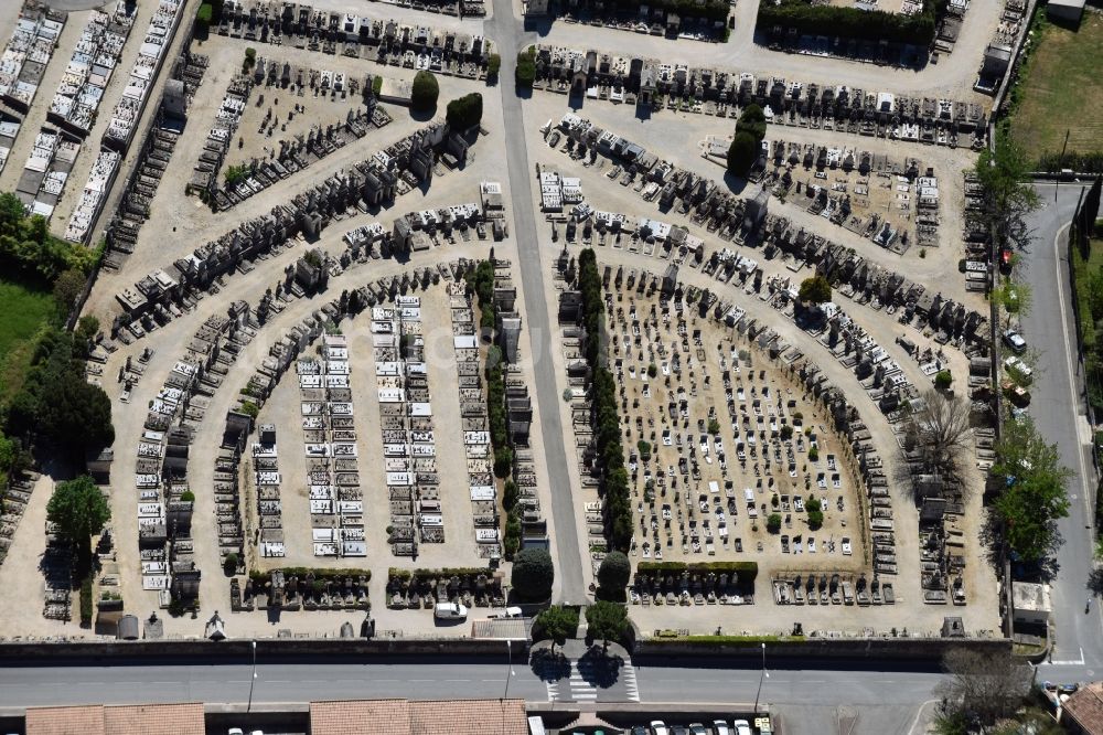 Apt von oben - Grabreihen auf dem Gelände des Friedhofes in Apt in Provence-Alpes-Cote d'Azur, Frankreich