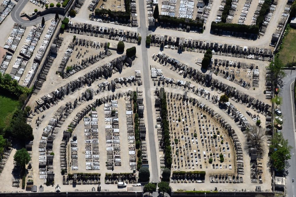 Luftbild Apt - Grabreihen auf dem Gelände des Friedhofes in Apt in Provence-Alpes-Cote d'Azur, Frankreich