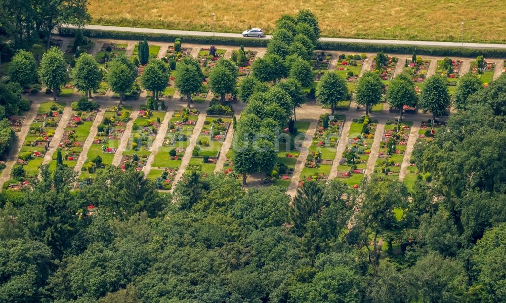 Mülheim an der Ruhr aus der Vogelperspektive: Grabreihen auf dem Gelände des Friedhofes Aubergfriedhof in Mülheim an der Ruhr im Bundesland Nordrhein-Westfalen