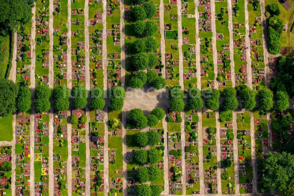 Luftaufnahme Mülheim an der Ruhr - Grabreihen auf dem Gelände des Friedhofes Aubergfriedhof in Mülheim an der Ruhr im Bundesland Nordrhein-Westfalen