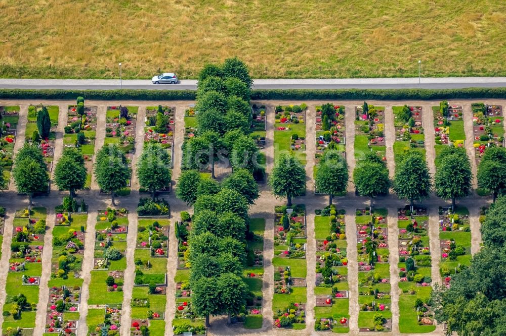 Mülheim an der Ruhr von oben - Grabreihen auf dem Gelände des Friedhofes Aubergfriedhof in Mülheim an der Ruhr im Bundesland Nordrhein-Westfalen