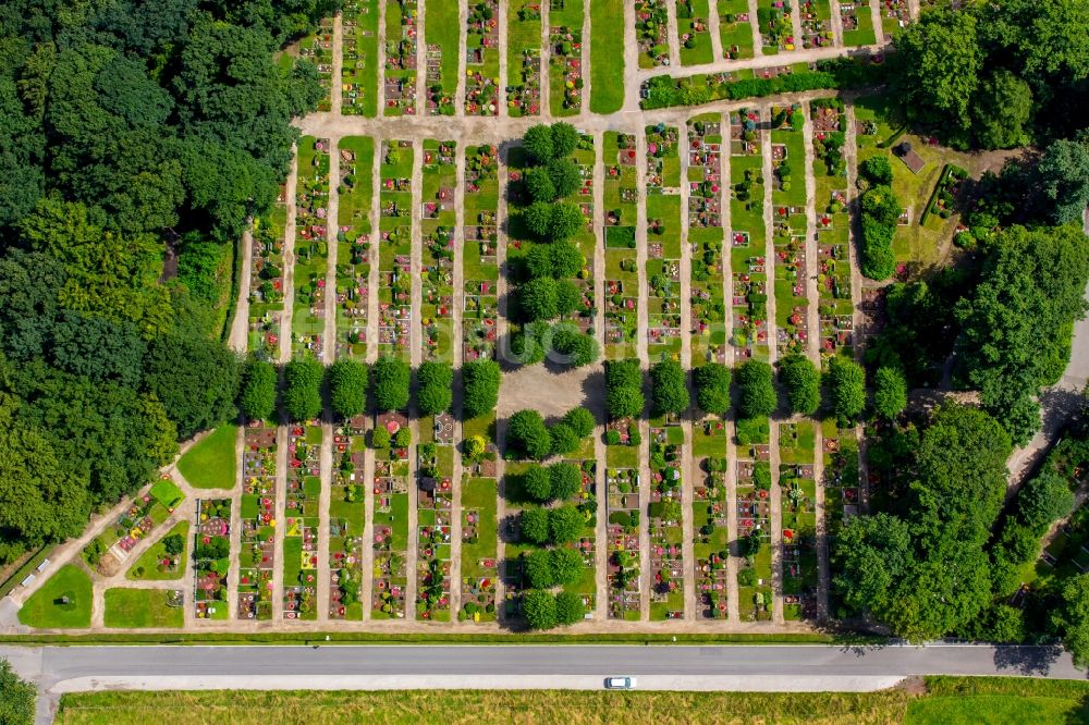 Mülheim an der Ruhr aus der Vogelperspektive: Grabreihen auf dem Gelände des Friedhofes Aubergfriedhof in Mülheim an der Ruhr im Bundesland Nordrhein-Westfalen