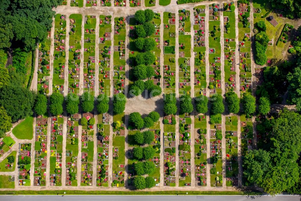 Luftbild Mülheim an der Ruhr - Grabreihen auf dem Gelände des Friedhofes Aubergfriedhof in Mülheim an der Ruhr im Bundesland Nordrhein-Westfalen