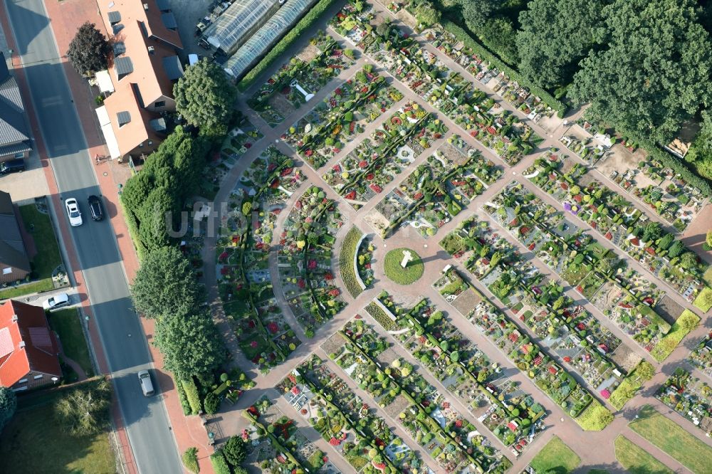 Bakum von oben - Grabreihen auf dem Gelände des Friedhofes in Bakum im Bundesland Niedersachsen