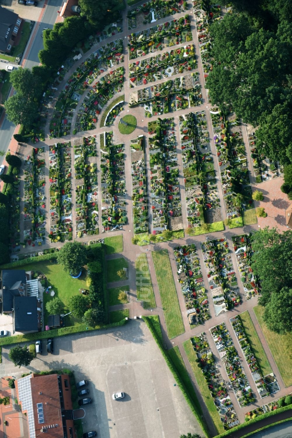 Luftaufnahme Bakum - Grabreihen auf dem Gelände des Friedhofes in Bakum im Bundesland Niedersachsen