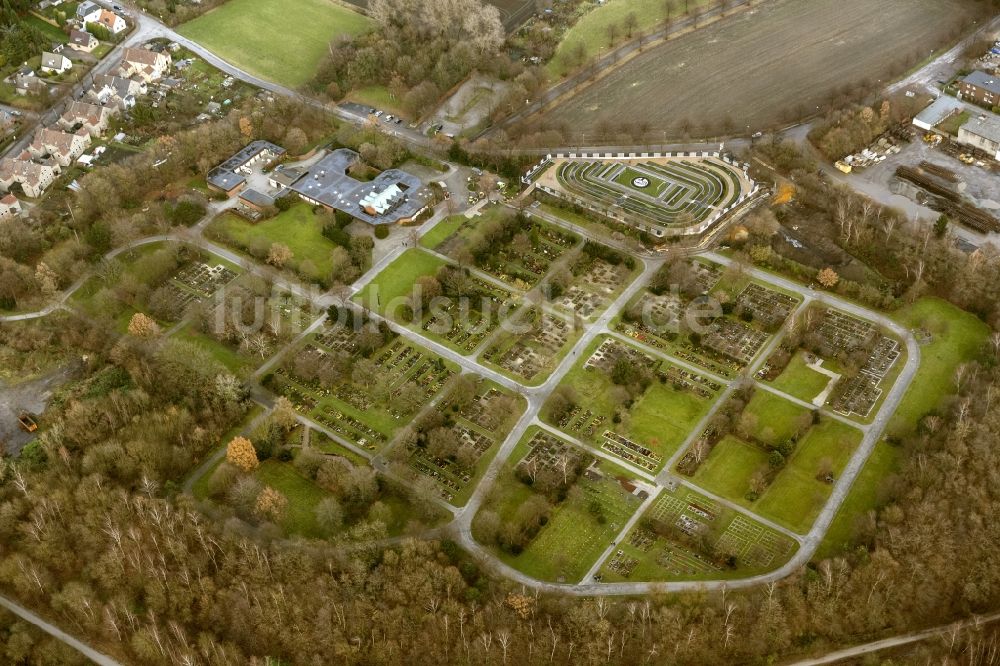 Gelsenkirchen von oben - Grabreihen auf dem Gelände des Friedhofes Beckhausen-Sutum an der Harpenstraße im Ortsteil Beckhausen in Gelsenkirchen im Bundesland Nordrhein-Westfalen, Deutschland