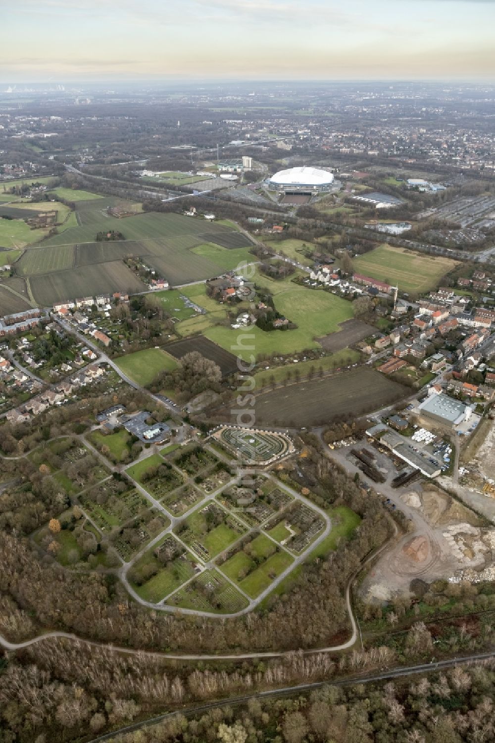 Gelsenkirchen aus der Vogelperspektive: Grabreihen auf dem Gelände des Friedhofes Beckhausen-Sutum an der Harpenstraße im Ortsteil Beckhausen in Gelsenkirchen im Bundesland Nordrhein-Westfalen, Deutschland