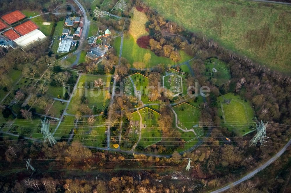 Bochum von oben - Grabreihen auf dem Gelände des Friedhofes in Bochum im Bundesland Nordrhein-Westfalen