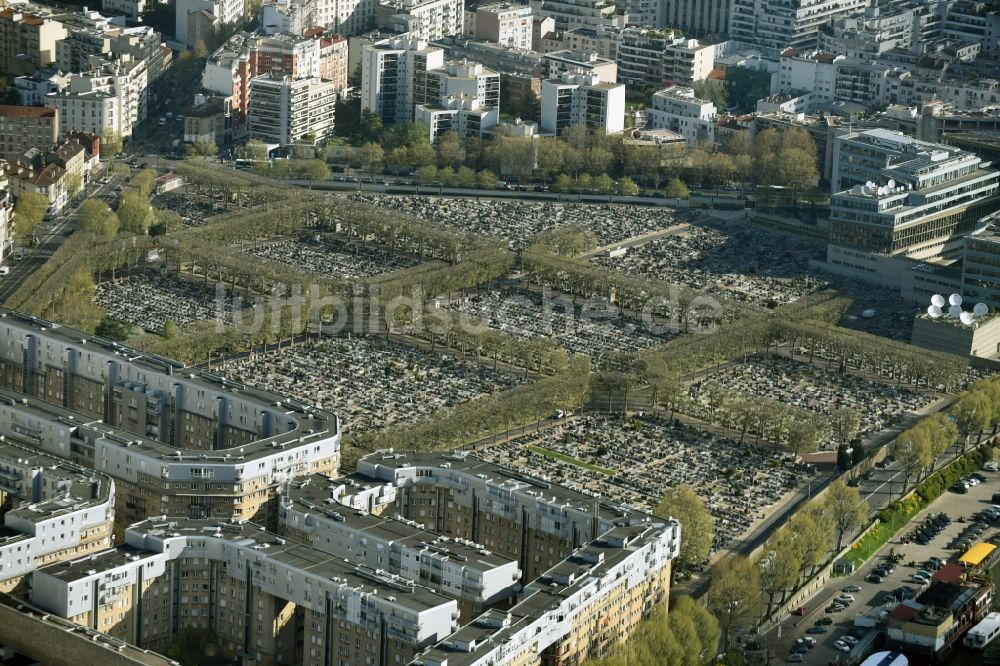 Boulogne-Billancourt von oben - Grabreihen auf dem Gelände des Friedhofes in Boulogne-Billancourt in Ile-de-France, Frankreich