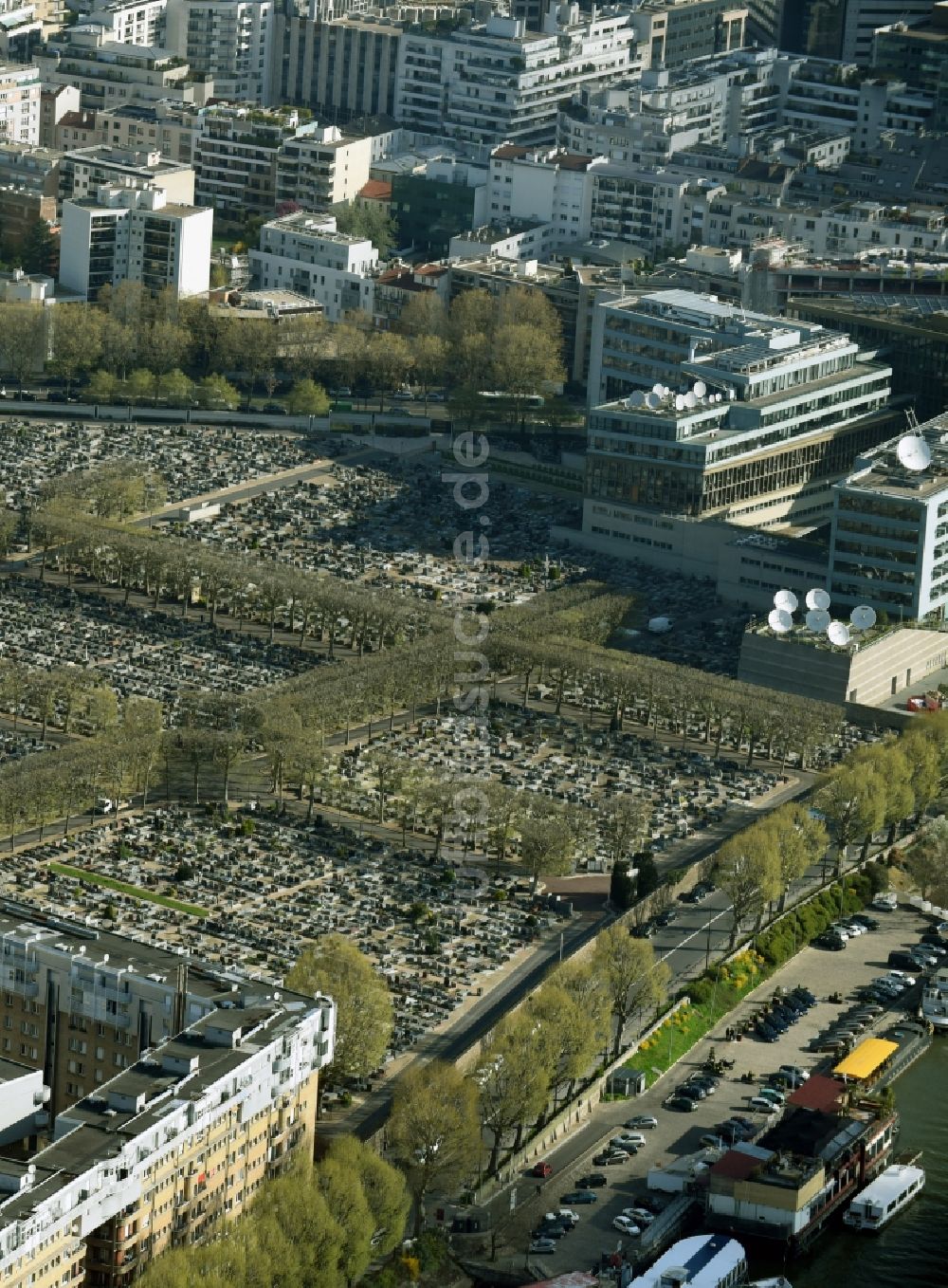 Boulogne-Billancourt aus der Vogelperspektive: Grabreihen auf dem Gelände des Friedhofes in Boulogne-Billancourt in Ile-de-France, Frankreich