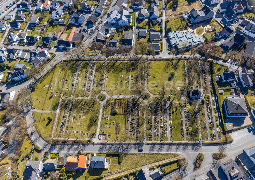 Luftaufnahme Brilon - Grabreihen auf dem Gelände des Friedhofes in Brilon im Bundesland Nordrhein-Westfalen