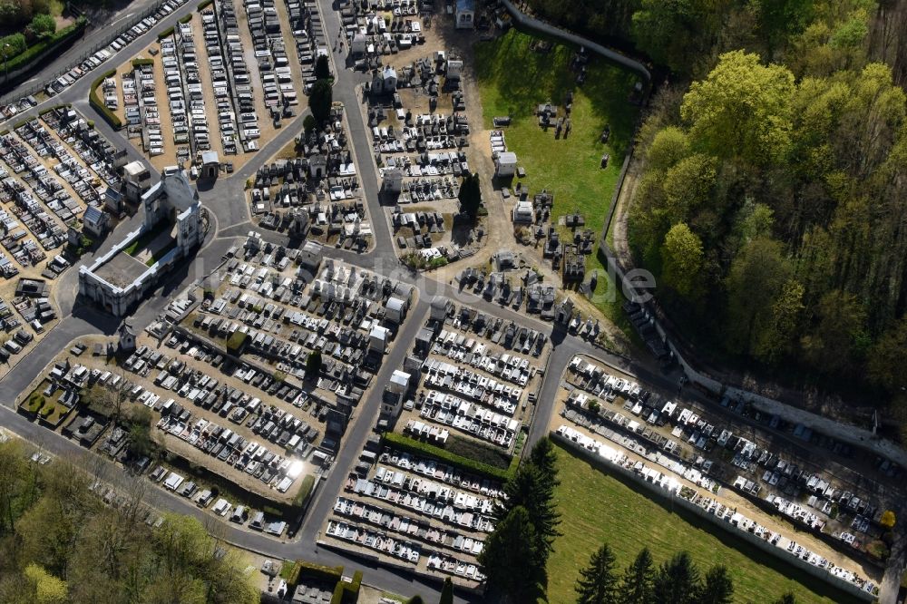 Luftbild Clermont - Grabreihen auf dem Gelände des Friedhofes in Clermont in Nord-Pas-de-Calais Picardie, Frankreich