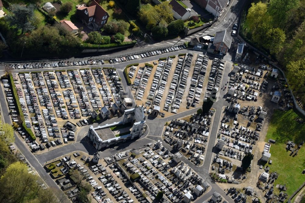 Clermont von oben - Grabreihen auf dem Gelände des Friedhofes in Clermont in Nord-Pas-de-Calais Picardie, Frankreich