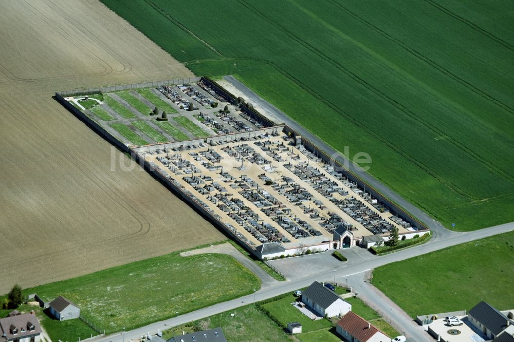 Luftbild Corquilleroy - Grabreihen auf dem Gelände des Friedhofes in Corquilleroy in Centre-Val de Loire, Frankreich