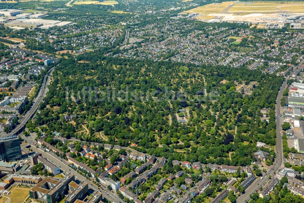 Düsseldorf von oben - Grabreihen auf dem Gelände des Friedhofes in Düsseldorf im Bundesland Nordrhein-Westfalen, Deutschland