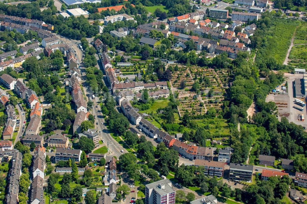 Luftaufnahme Essen - Grabreihen auf dem Gelände des Friedhofes in Essen im Bundesland Nordrhein-Westfalen