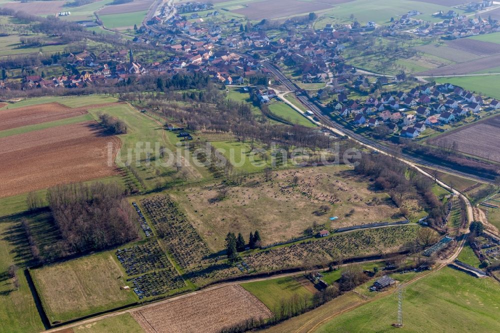 Luftbild Ettendorf - Grabreihen auf dem Gelände des Friedhofes in Ettendorf in Grand Est, Frankreich