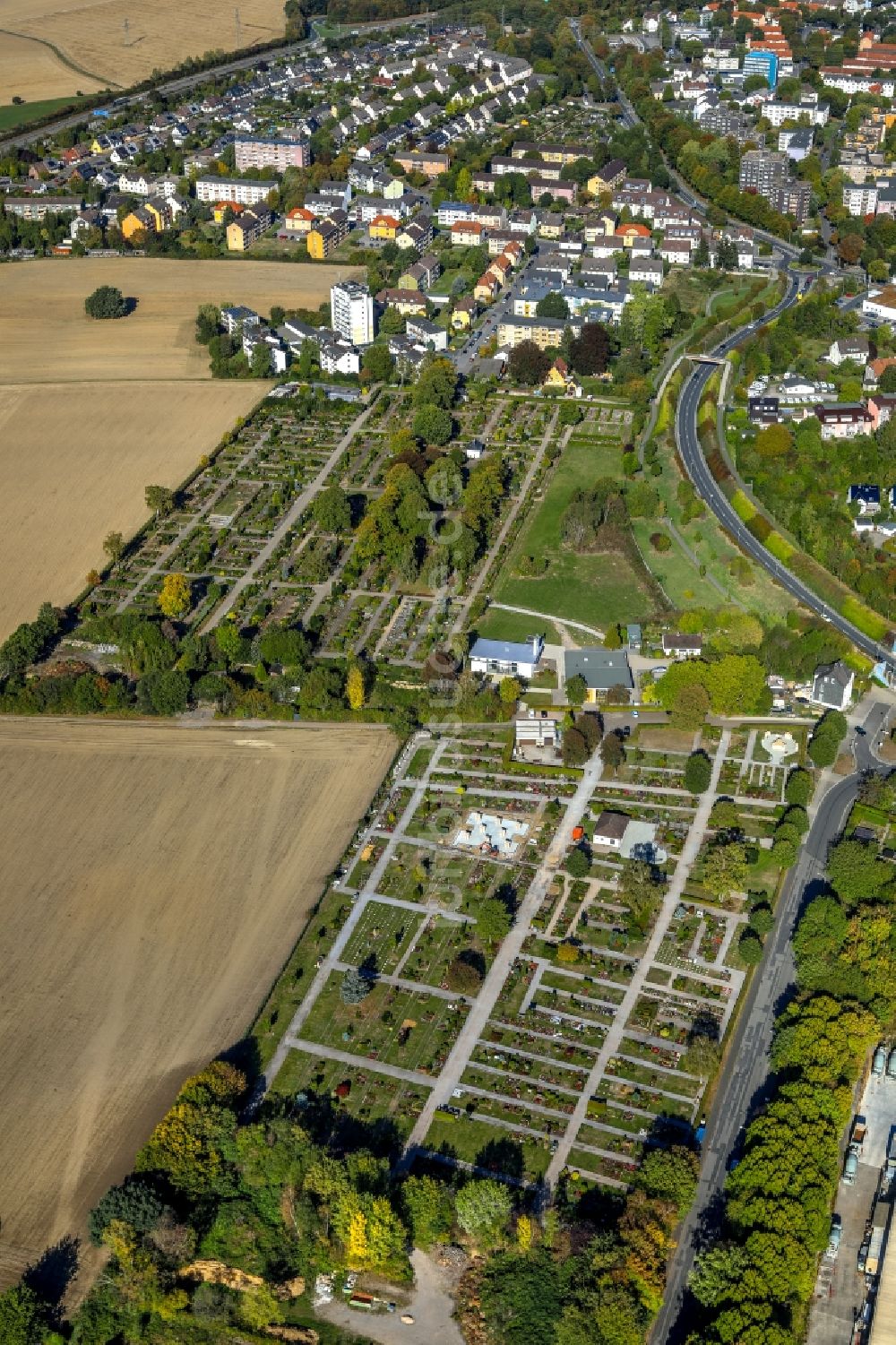 Luftbild Hagen - Grabreihen auf dem Gelände des Friedhofes Evangelischer und Katholischer Friedhof Boele im Ortsteil Boele in Hagen im Bundesland Nordrhein-Westfalen, Deutschland