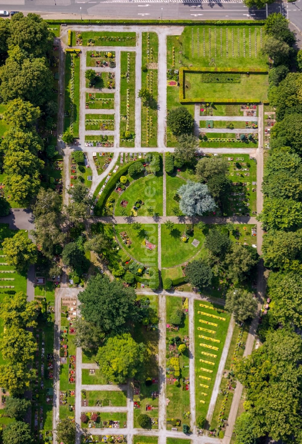 Gladbeck aus der Vogelperspektive: Grabreihen auf dem Gelände des Friedhofes an der Feldhauser Str. in Gladbeck im Bundesland Nordrhein-Westfalen - NRW, Deutschland