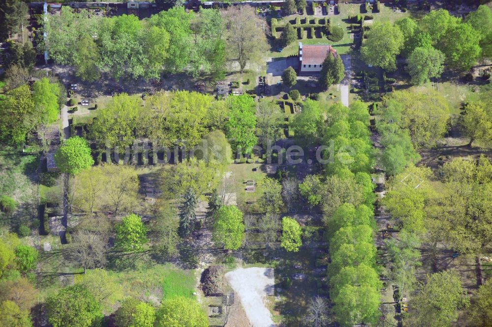 Luftaufnahme Fredersdorf-Vogelsdorf - Grabreihen auf dem Gelände des Friedhofes in Fredersdorf-Vogelsdorf im Bundesland Brandenburg