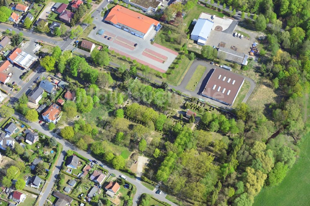 Luftbild Fredersdorf-Vogelsdorf - Grabreihen auf dem Gelände des Friedhofes in Fredersdorf-Vogelsdorf im Bundesland Brandenburg