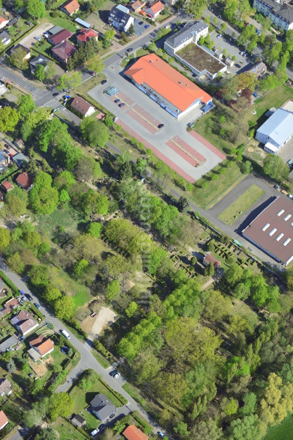 Luftaufnahme Fredersdorf-Vogelsdorf - Grabreihen auf dem Gelände des Friedhofes in Fredersdorf-Vogelsdorf im Bundesland Brandenburg