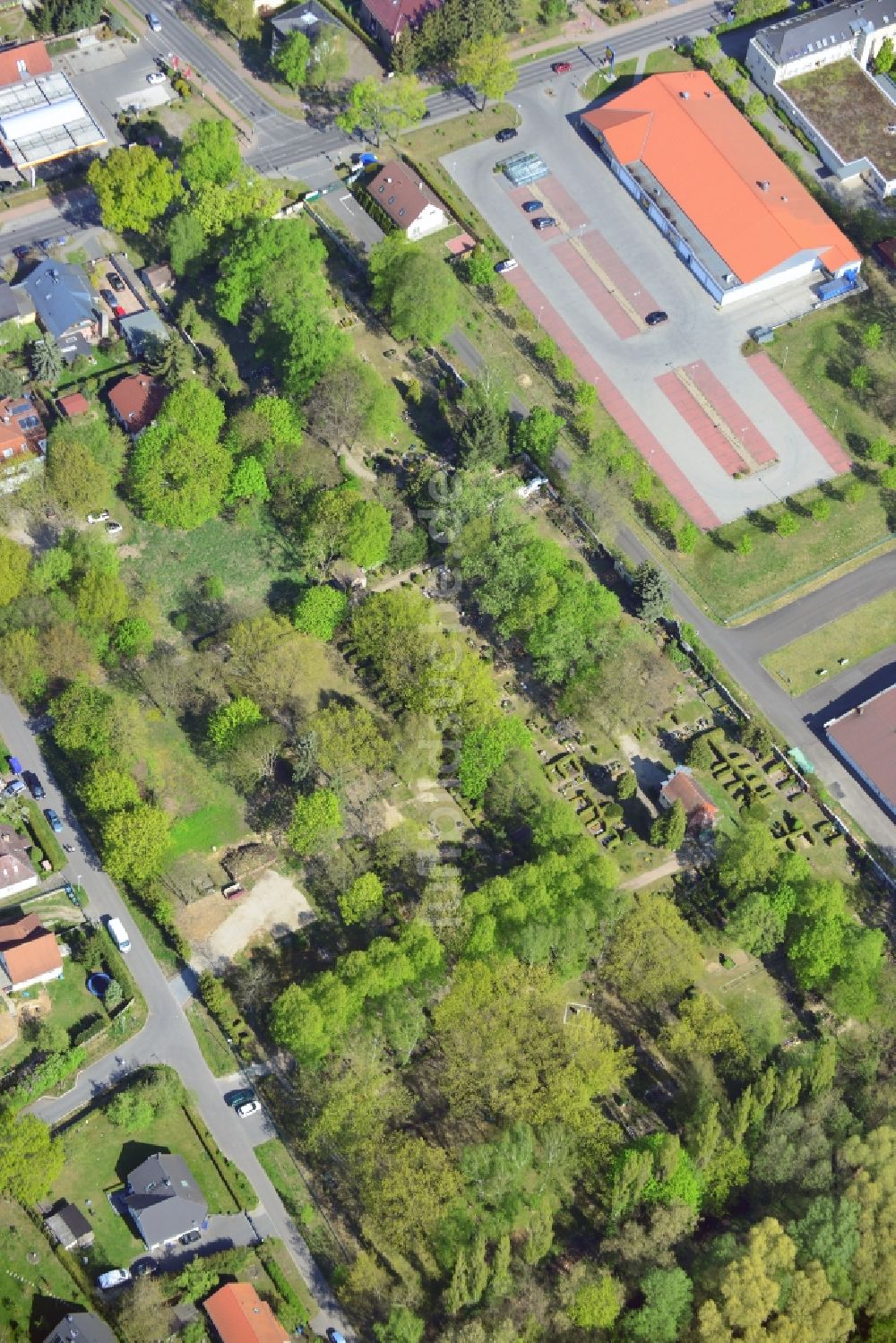 Fredersdorf-Vogelsdorf von oben - Grabreihen auf dem Gelände des Friedhofes in Fredersdorf-Vogelsdorf im Bundesland Brandenburg