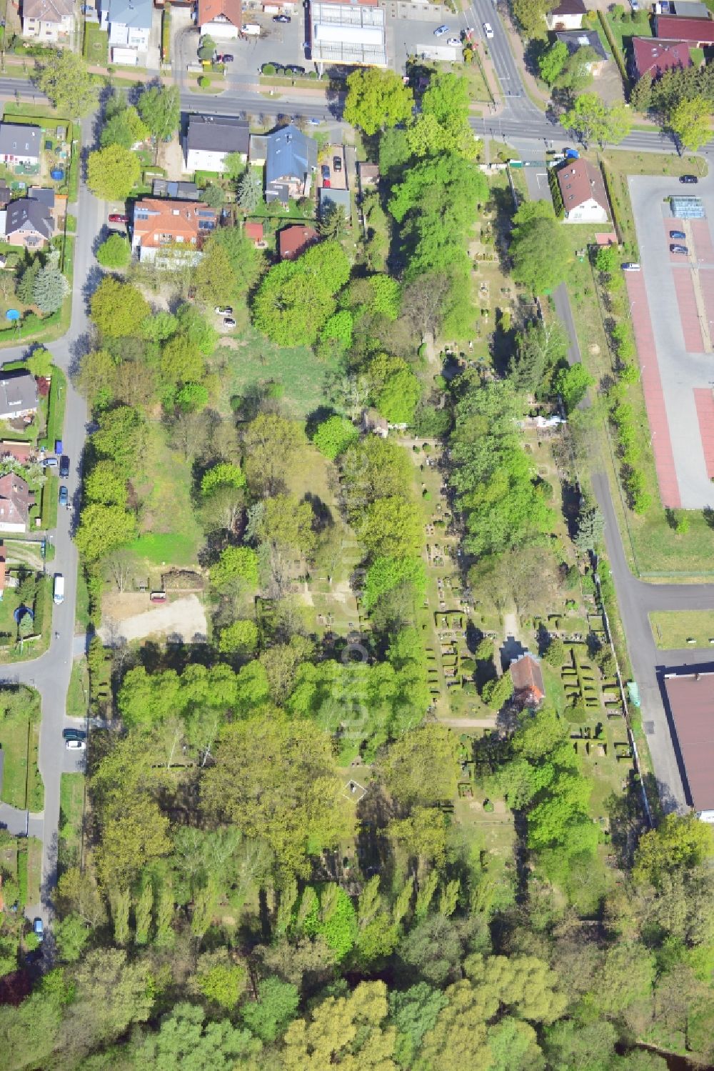 Fredersdorf-Vogelsdorf aus der Vogelperspektive: Grabreihen auf dem Gelände des Friedhofes in Fredersdorf-Vogelsdorf im Bundesland Brandenburg