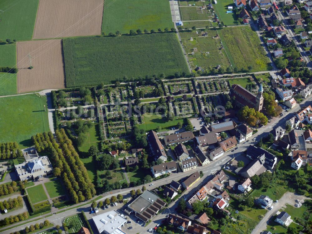 Freiburg im Breisgau aus der Vogelperspektive: Grabreihen auf dem Gelände des Friedhofes in Freiburg im Breisgau im Bundesland Baden-Württemberg, Deutschland