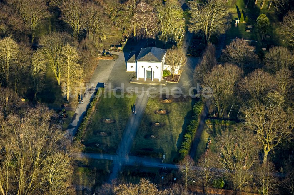 Luftaufnahme Gladbeck - Grabreihen auf dem Gelände des Friedhofes Friedhof Brauck in Gladbeck im Bundesland Nordrhein-Westfalen, Deutschland