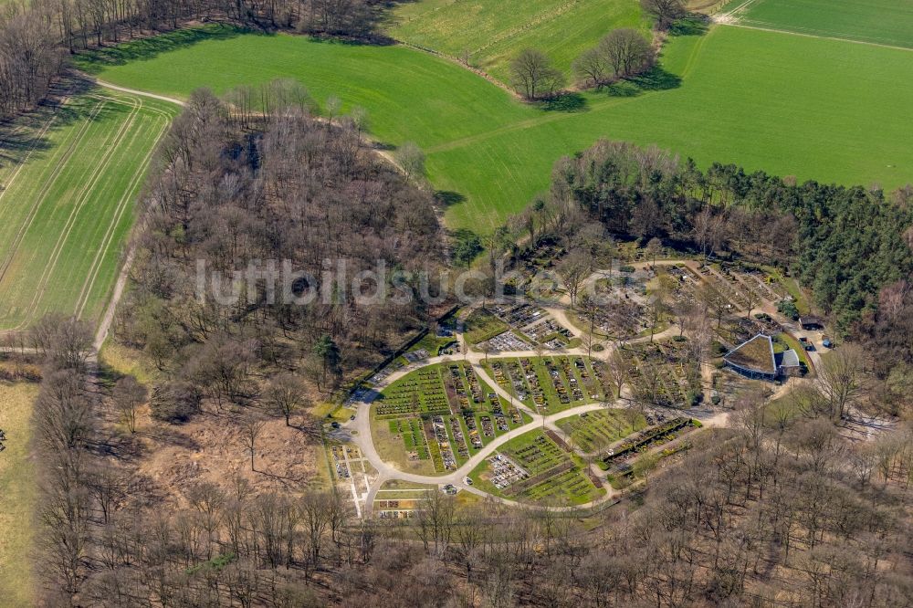 Luftaufnahme Dorsten - Grabreihen auf dem Gelände des Friedhofes Friedhof Dorsten-Hardt an der Plaggenbahn in Dorsten im Bundesland Nordrhein-Westfalen, Deutschland