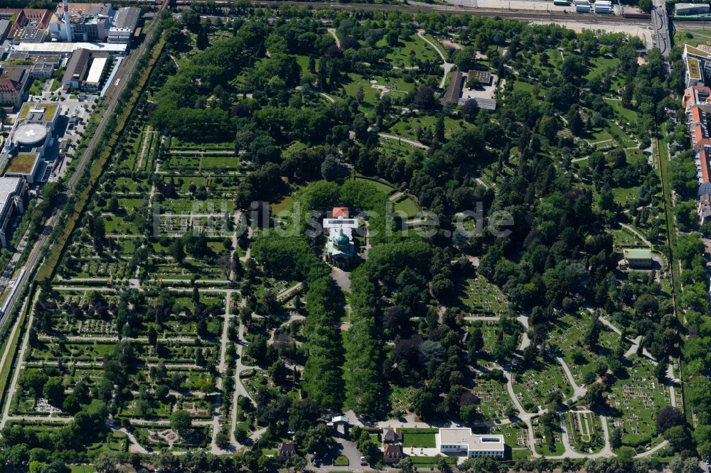 Freiburg im Breisgau von oben - Grabreihen auf dem Gelände des Friedhofes Friedhof Freiburg im Breisgau in Freiburg im Breisgau im Bundesland Baden-Württemberg, Deutschland