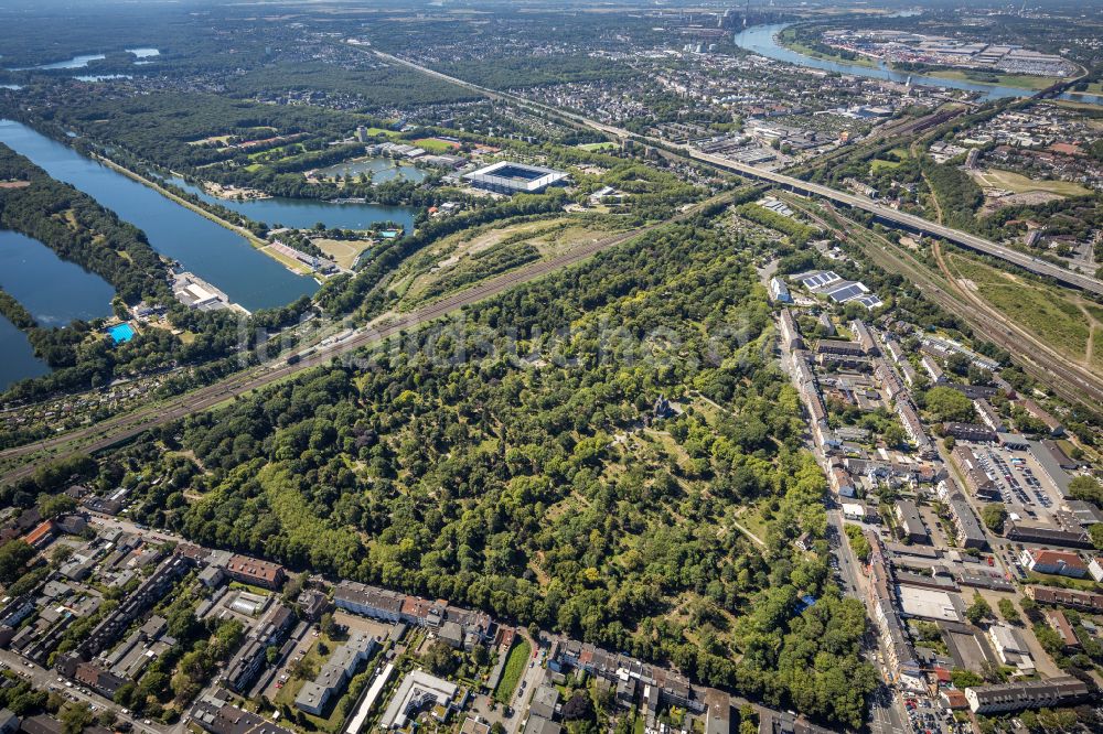 Duisburg aus der Vogelperspektive: Grabreihen auf dem Gelände des Friedhofes Friedhof Sternbuschweg in Duisburg im Bundesland Nordrhein-Westfalen, Deutschland