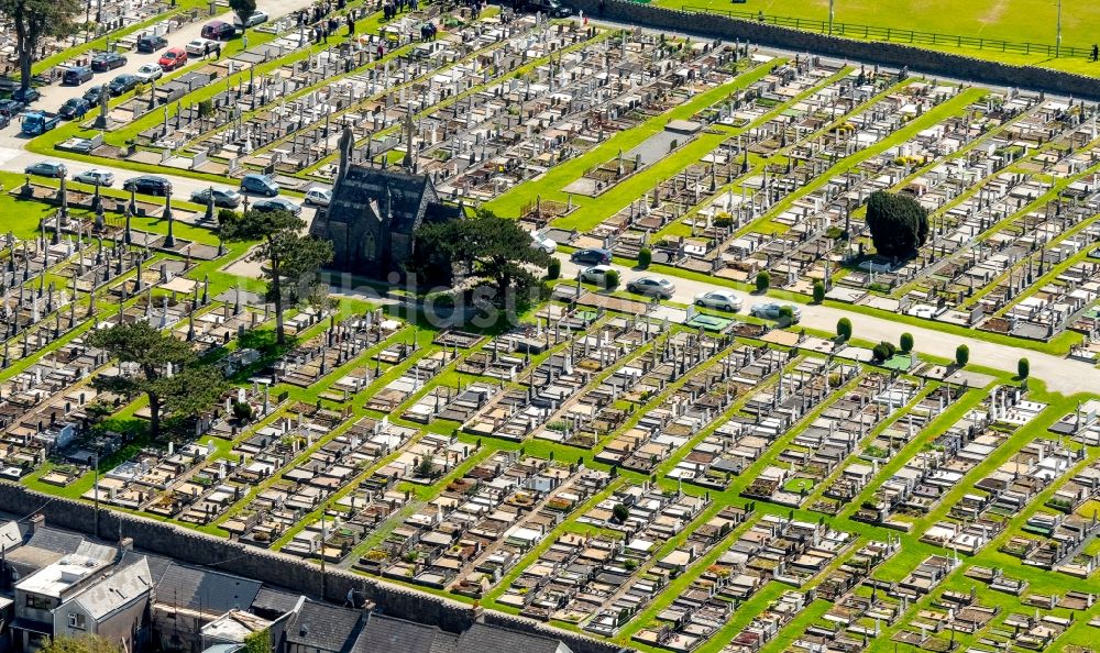 Galway aus der Vogelperspektive: Grabreihen auf dem Gelände des Friedhofes in Galway, Irland