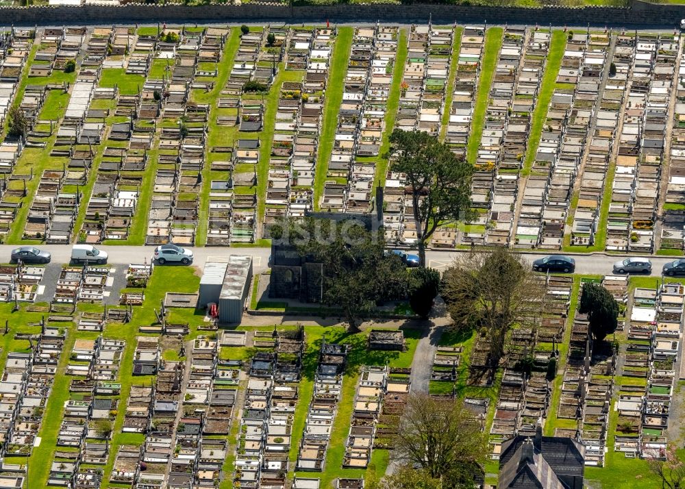 Luftbild Galway - Grabreihen auf dem Gelände des Friedhofes in Galway, Irland