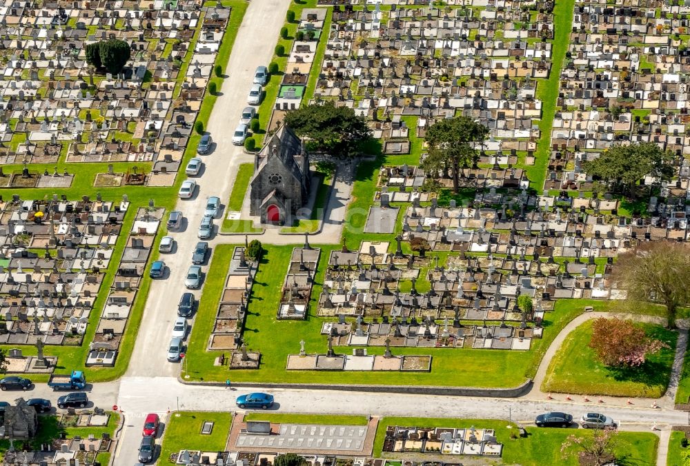 Luftaufnahme Galway - Grabreihen auf dem Gelände des Friedhofes in Galway, Irland