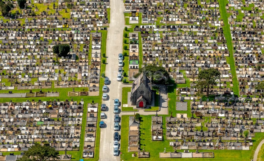 Galway von oben - Grabreihen auf dem Gelände des Friedhofes in Galway, Irland