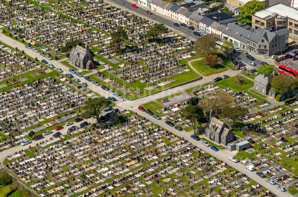 Luftaufnahme Galway - Grabreihen auf dem Gelände des Friedhofes in Galway, Irland