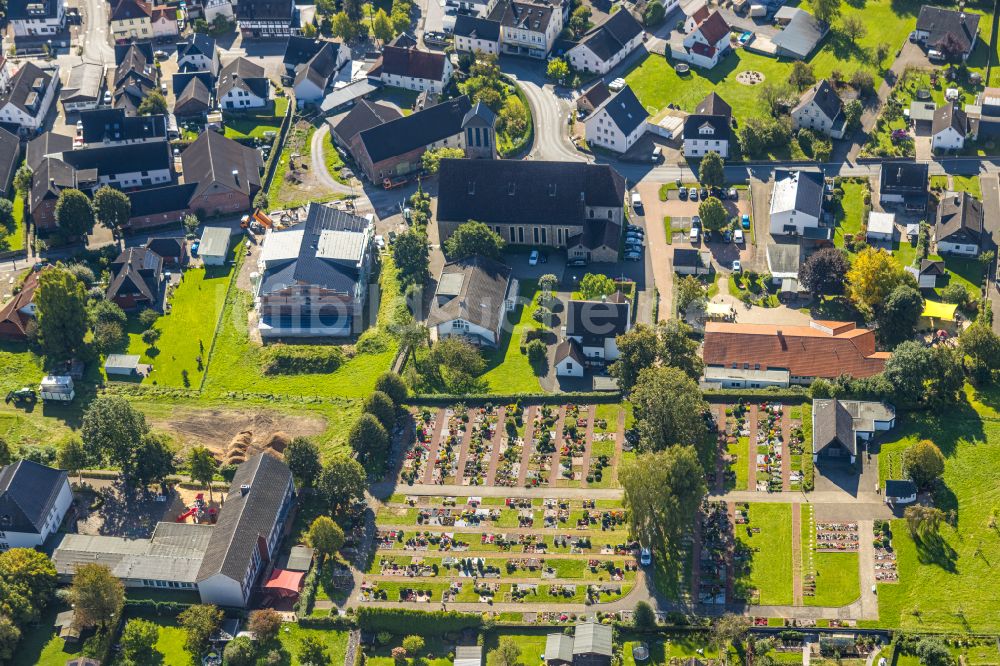 Luftaufnahme Garbeck - Grabreihen auf dem Gelände des Friedhofes in Garbeck im Bundesland Nordrhein-Westfalen, Deutschland