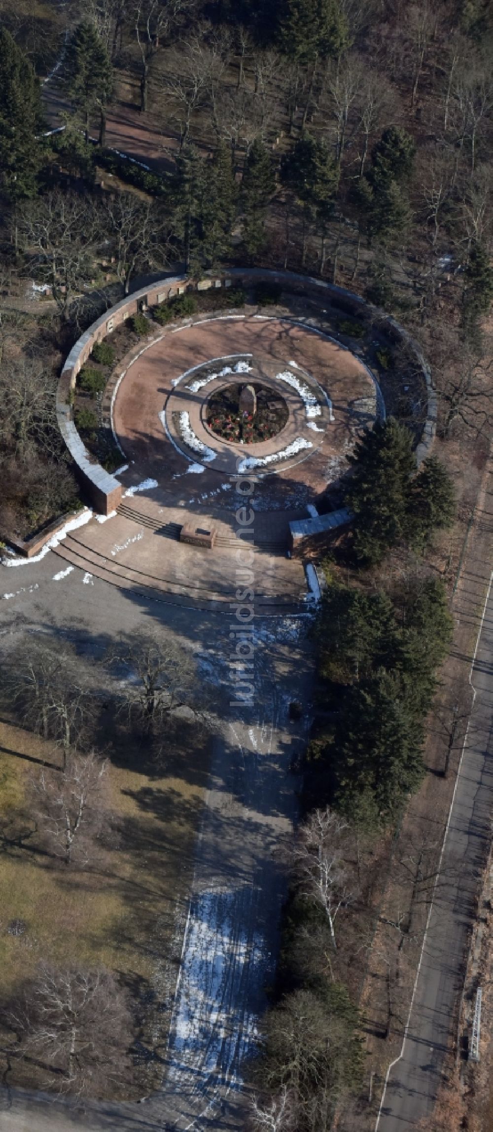 Luftaufnahme Berlin - Grabreihen auf dem Gelände des Friedhofes Gedenkstätte der Sozialisten Gudrunstraße im Ortsteil Lichtenberg in Berlin