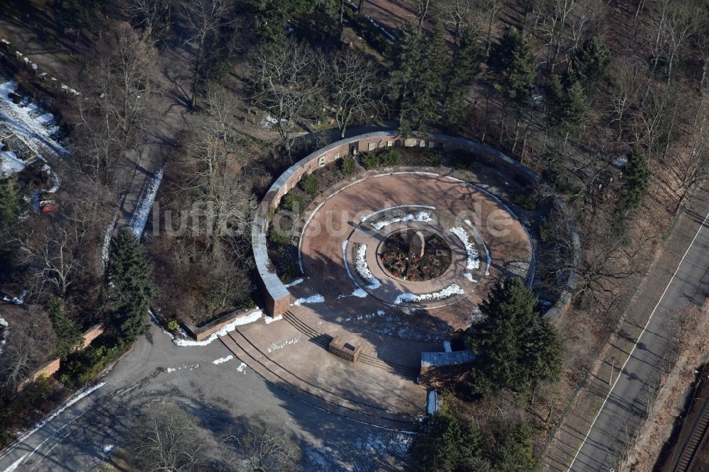 Berlin von oben - Grabreihen auf dem Gelände des Friedhofes Gedenkstätte der Sozialisten Gudrunstraße im Ortsteil Lichtenberg in Berlin