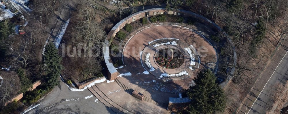 Berlin aus der Vogelperspektive: Grabreihen auf dem Gelände des Friedhofes Gedenkstätte der Sozialisten Gudrunstraße im Ortsteil Lichtenberg in Berlin