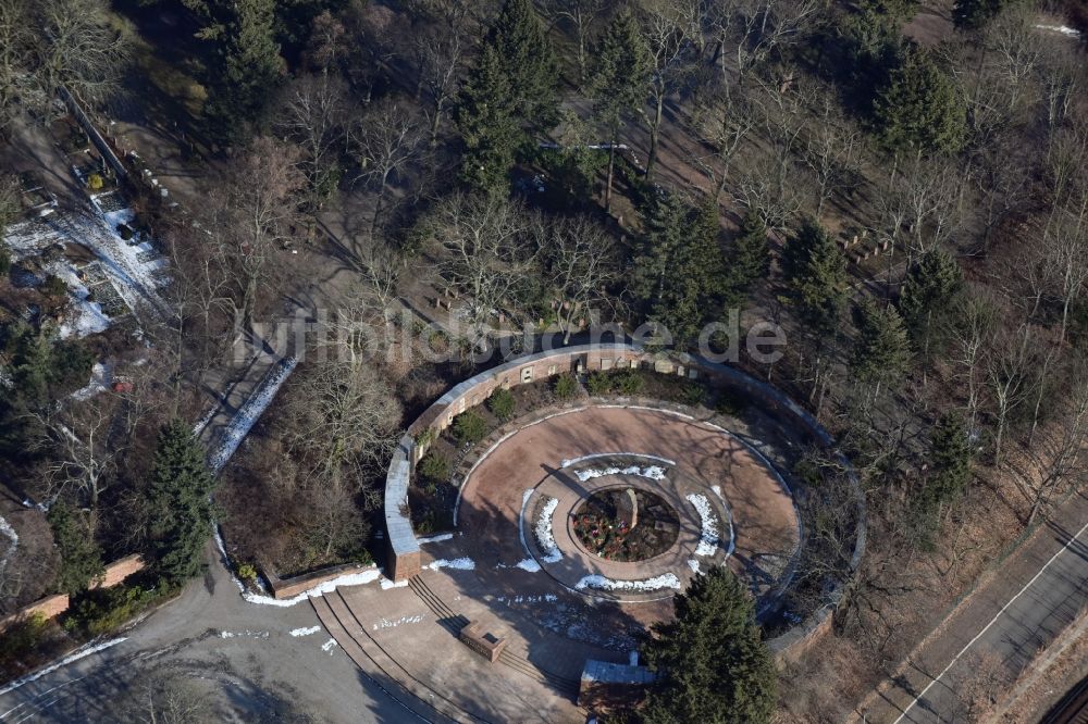 Luftaufnahme Berlin - Grabreihen auf dem Gelände des Friedhofes Gedenkstätte der Sozialisten Gudrunstraße im Ortsteil Lichtenberg in Berlin