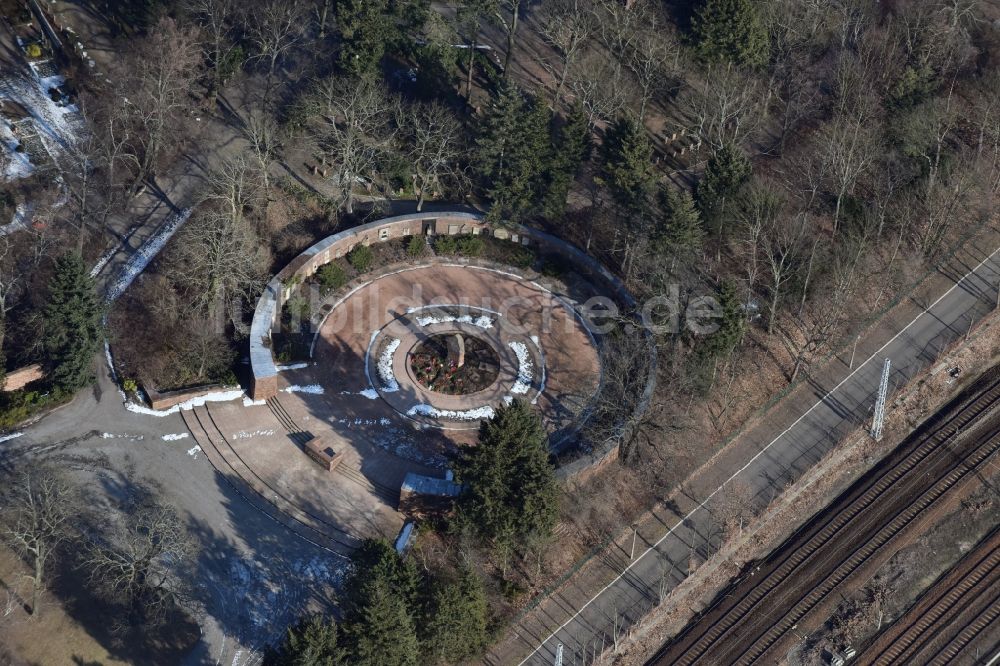 Berlin aus der Vogelperspektive: Grabreihen auf dem Gelände des Friedhofes Gedenkstätte der Sozialisten Gudrunstraße im Ortsteil Lichtenberg in Berlin