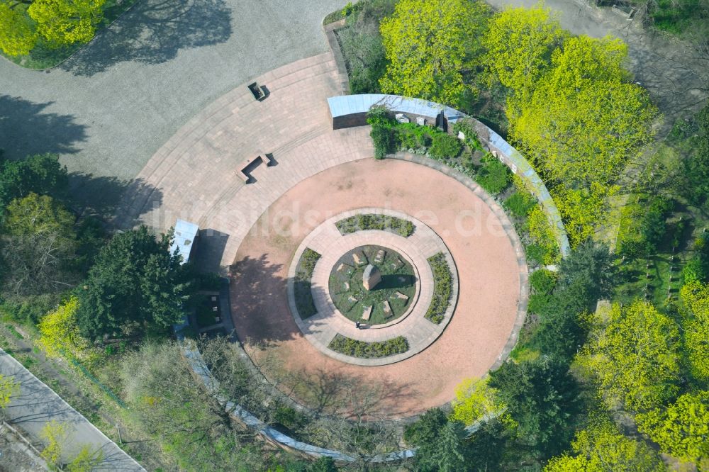 Luftaufnahme Berlin - Grabreihen auf dem Gelände des Friedhofes Gedenkstätte der Sozialisten Gudrunstraße im Ortsteil Lichtenberg in Berlin