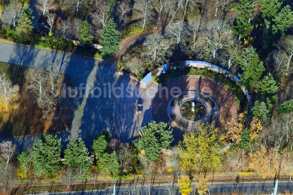 Berlin von oben - Grabreihen auf dem Gelände des Friedhofes Gedenkstätte der Sozialisten im Ortsteil Lichtenberg in Berlin, Deutschland